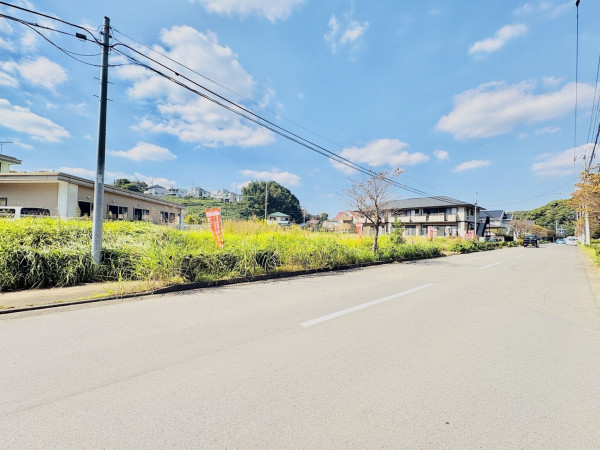 藤沢市大庭、土地の前面道路を含む現地写真画像です