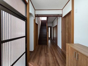 塩尻市大字広丘、中古一戸建ての玄関画像です