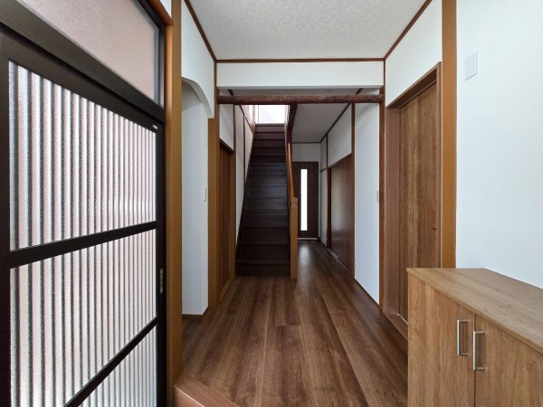 塩尻市大字広丘、中古一戸建ての玄関画像です