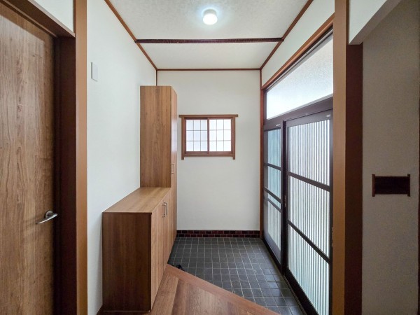 塩尻市大字広丘、中古一戸建ての玄関画像です