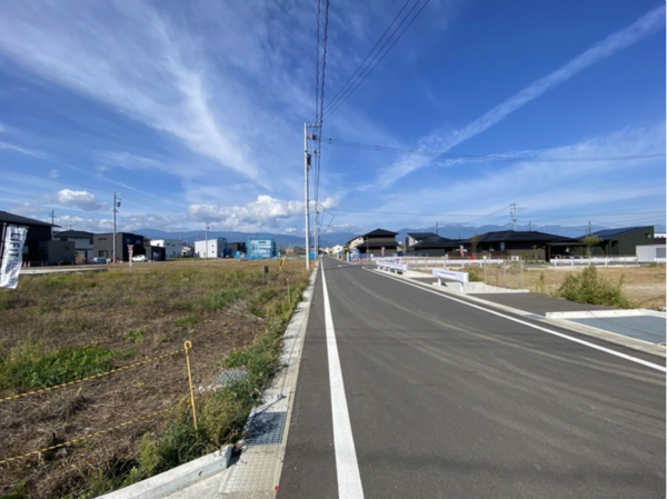 松本市村井町南、土地の前面道路を含む現地写真画像です