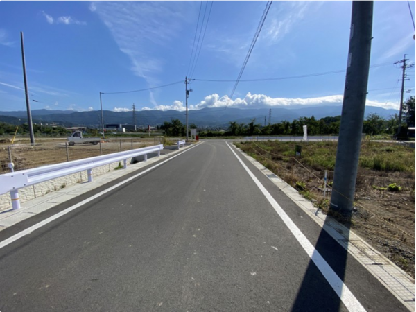 松本市村井町南、土地の前面道路を含む現地写真画像です