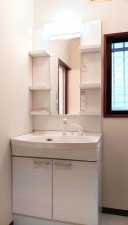 松本市大字岡田、中古一戸建ての洗面画像です