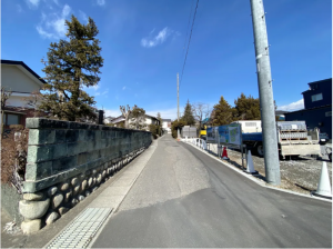 松本市大字岡田、新築一戸建ての前面道路を含む現地写真画像です