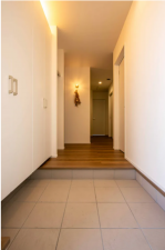 松本市大字岡田、新築一戸建ての玄関画像です