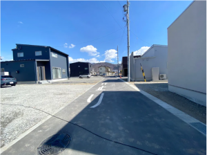 松本市大字岡田、新築一戸建ての前面道路を含む現地写真画像です