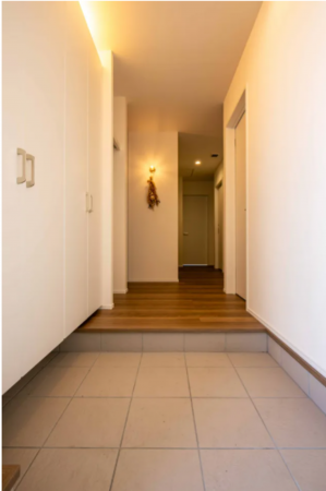 松本市大字岡田、新築一戸建ての玄関画像です