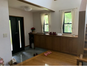 安曇野市穂高、中古一戸建ての玄関画像です