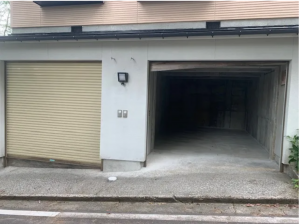 安曇野市穂高、中古一戸建ての駐車場画像です