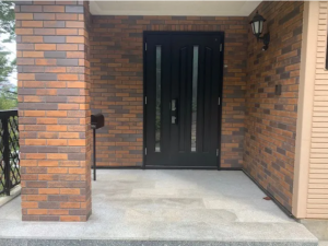 安曇野市穂高、中古一戸建ての玄関画像です