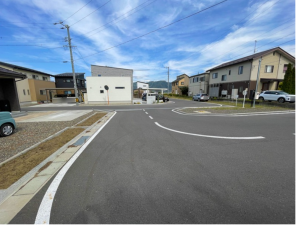 安曇野市豊科、中古一戸建ての前面道路を含む現地写真画像です