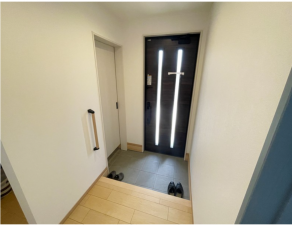 安曇野市豊科、中古一戸建ての玄関画像です