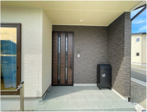 安曇野市豊科、中古一戸建ての玄関画像です