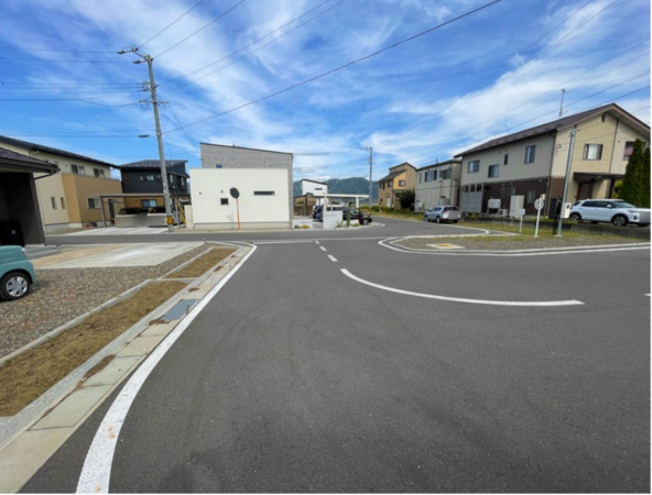 安曇野市豊科、中古一戸建ての前面道路を含む現地写真画像です