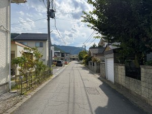 塩尻市大門、中古一戸建ての前面道路を含む現地写真画像です