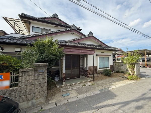 塩尻市大門、中古一戸建ての前面道路を含む現地写真画像です