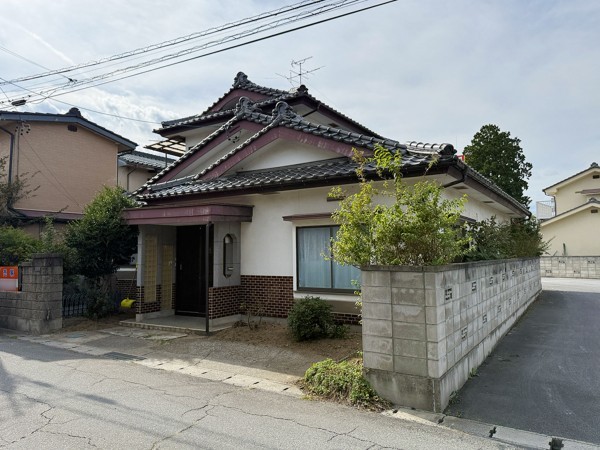 塩尻市大門、中古一戸建ての前面道路を含む現地写真画像です