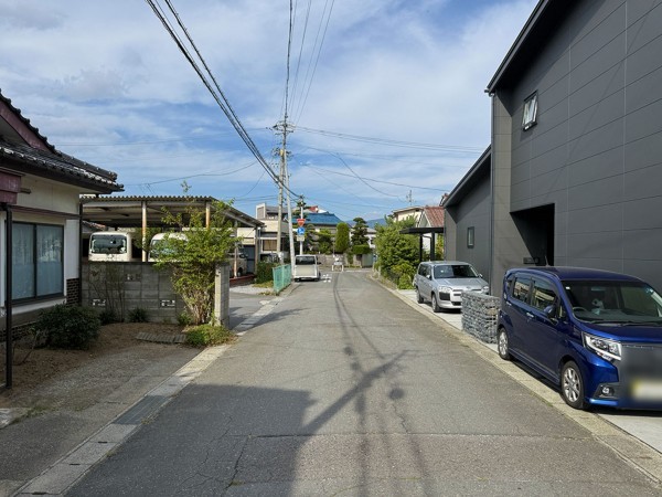 塩尻市大門、中古一戸建ての前面道路を含む現地写真画像です