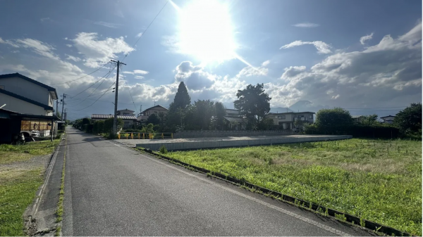 安曇野市穂高、土地の前面道路を含む現地写真画像です
