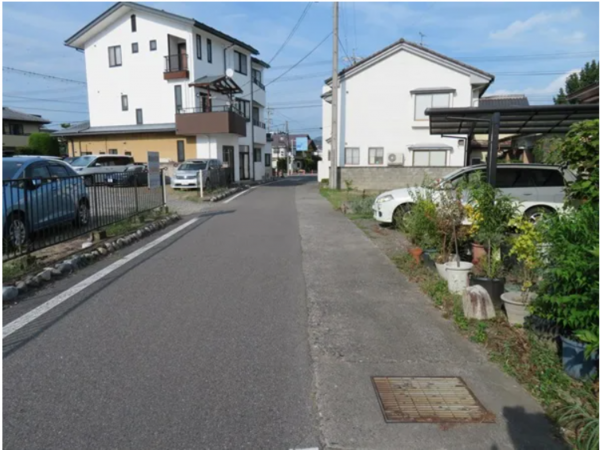 安曇野市穂高、土地の前面道路を含む現地写真画像です