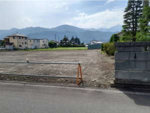 安曇野市堀金、土地の前面道路を含む現地写真画像です