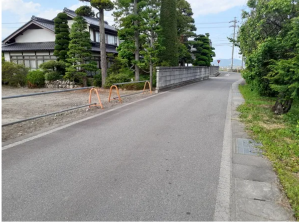 安曇野市堀金、土地の前面道路を含む現地写真画像です