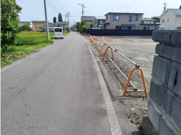 安曇野市堀金、土地の前面道路を含む現地写真画像です