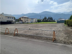 安曇野市堀金、土地の前面道路を含む現地写真画像です