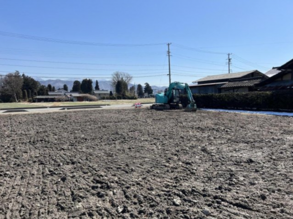 安曇野市豊科、土地の前面道路を含む現地写真画像です