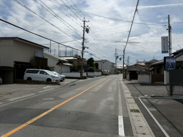 松本市出川、土地の前面道路を含む現地写真画像です