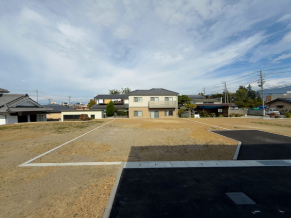 松本市出川、土地の前面道路を含む現地写真画像です