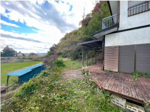 安曇野市三郷、中古一戸建ての前面道路を含む現地写真画像です