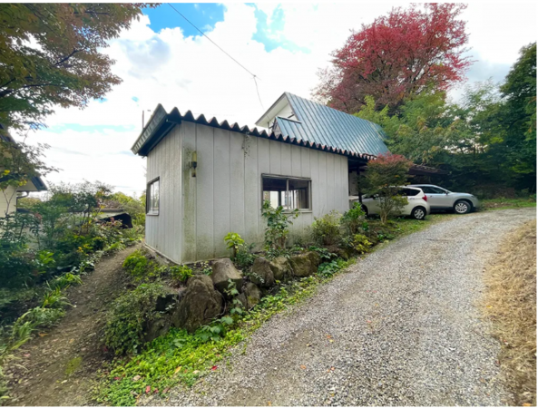 安曇野市三郷、中古一戸建ての前面道路を含む現地写真画像です