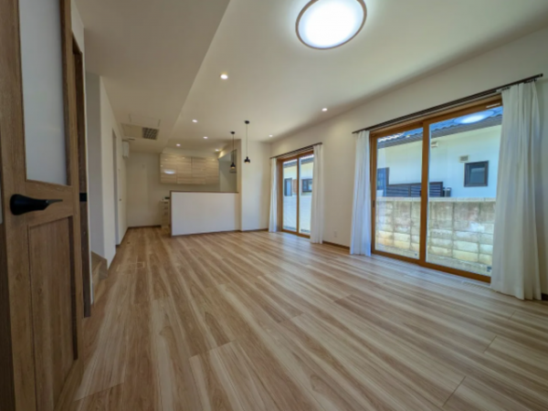 松本市大字里山辺、新築一戸建ての居間画像です