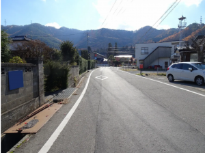 塩尻市大字宗賀、中古一戸建ての前面道路を含む現地写真画像です