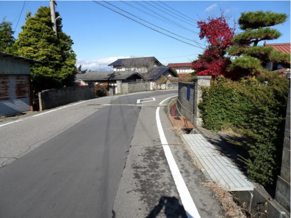 塩尻市大字宗賀、中古一戸建ての前面道路を含む現地写真画像です