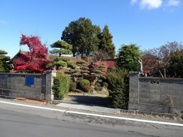 塩尻市大字宗賀、中古一戸建ての前面道路を含む現地写真画像です