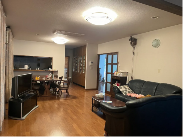 安曇野市穂高、中古一戸建ての居間画像です