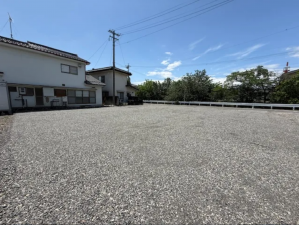 松本市井川城、土地の前面道路を含む現地写真画像です