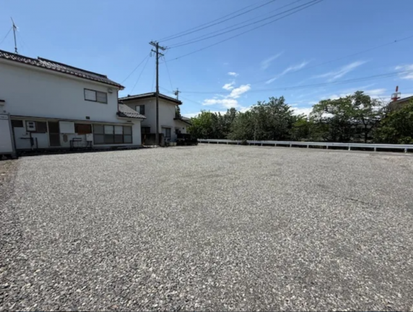 松本市井川城、土地の前面道路を含む現地写真画像です