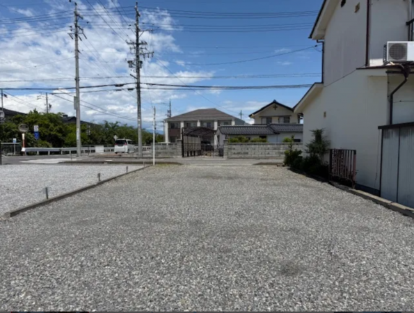 松本市井川城、土地の前面道路を含む現地写真画像です