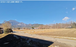 安曇野市穂高、中古一戸建ての前面道路を含む現地写真画像です