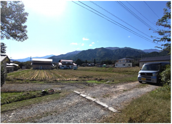 安曇野市穂高、中古一戸建ての前面道路を含む現地写真画像です
