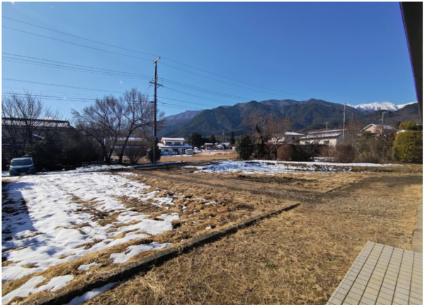 安曇野市穂高、中古一戸建ての前面道路を含む現地写真画像です