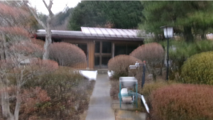 塩尻市大字贄川、中古一戸建ての前面道路を含む現地写真画像です