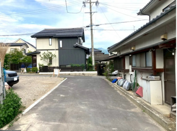 松本市沢村、新築一戸建ての前面道路を含む現地写真画像です
