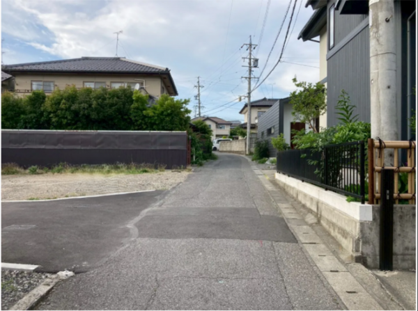 松本市沢村、新築一戸建ての前面道路を含む現地写真画像です
