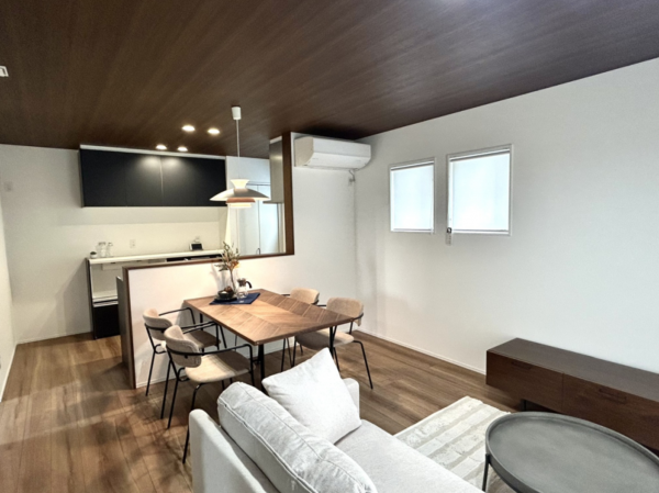 松本市沢村、新築一戸建ての居間画像です