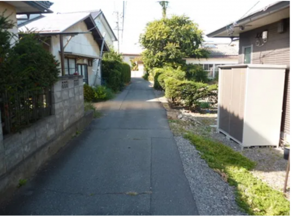 松本市波田、土地の前面道路を含む現地写真画像です