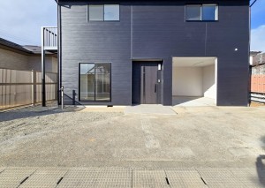 松本市横田、中古一戸建ての駐車場画像です